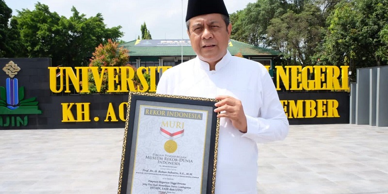 Prof Babun Suharto menerima penghargaan Rekor MURI karena berhasil alih status kampusnya sebanyak 2 kali/IST