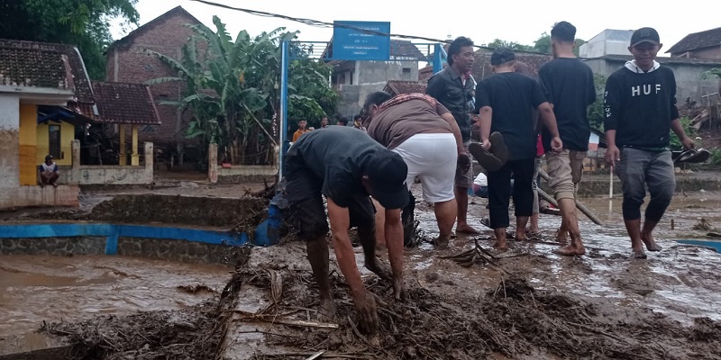 Rumah Warga Hanyut Akibat Banjir Bandang Garut