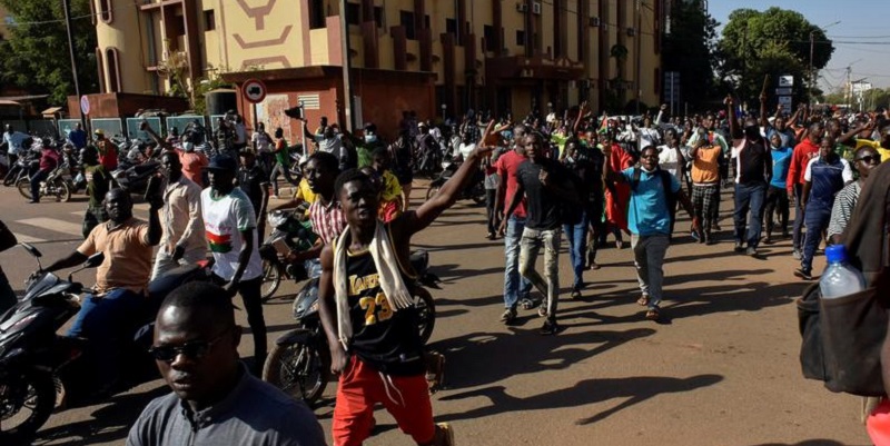 Aksi Protes Anti-Teror, Warga Burkina Faso Jarah Gedung Pemerintahan