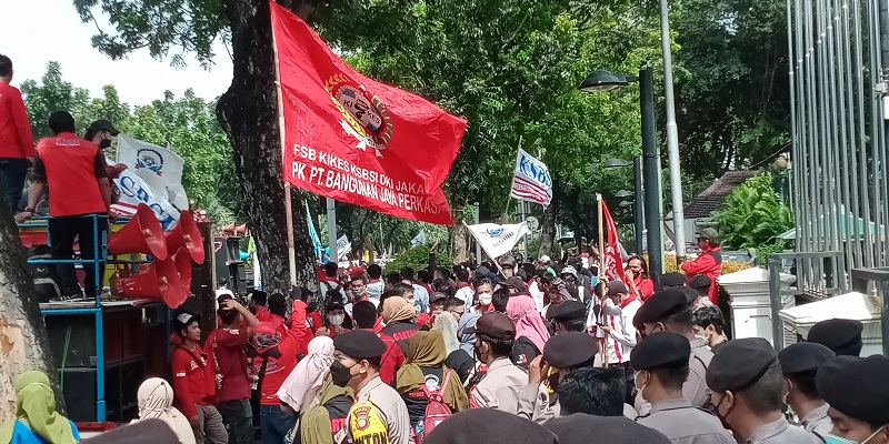 Ribuan Buruh yang Unjuk Rasa di Balai Kota Jakarta Mulai Membubarkan Diri