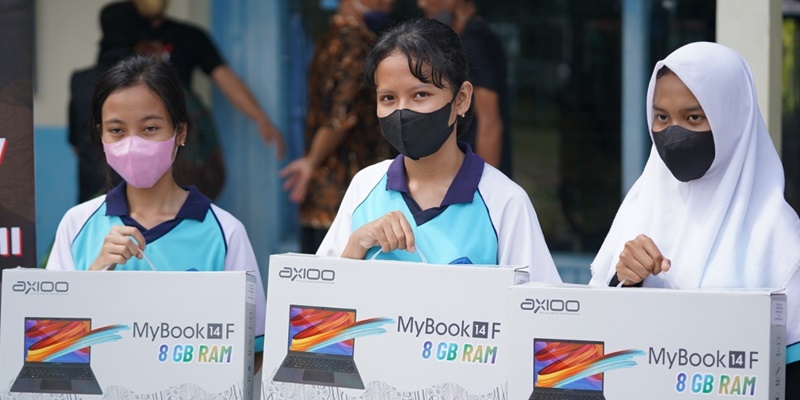 Peduli Pendidikan, Siswa di Kapuas Dapat Laptop hingga Periksa Kesehatan Gratis