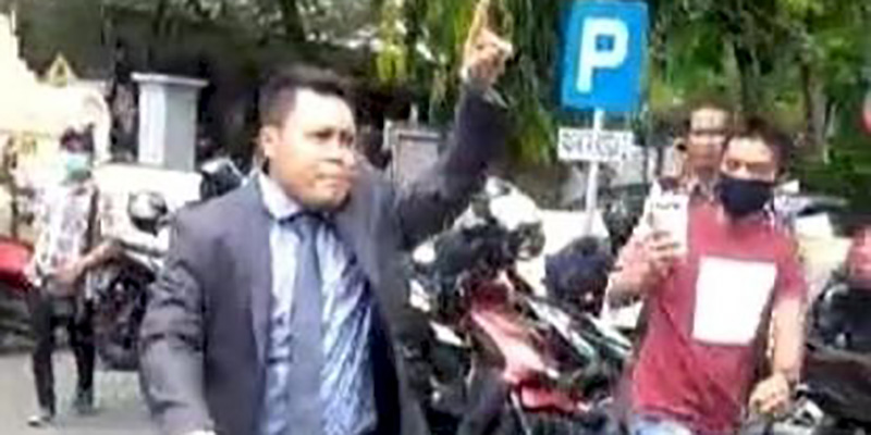 Kesal ke Oknum Polisi, Seorang Pengacara Nekat Hamburkan Rp 40 Juta di Polsek Banyuwangi