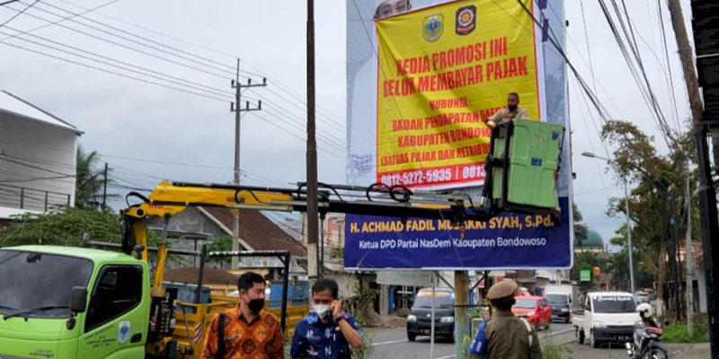 Baliho Ketua DPD Disegel Karena 2 Tahun Nunggak Pajak, Partai Nasdem Bondowoso Komplain