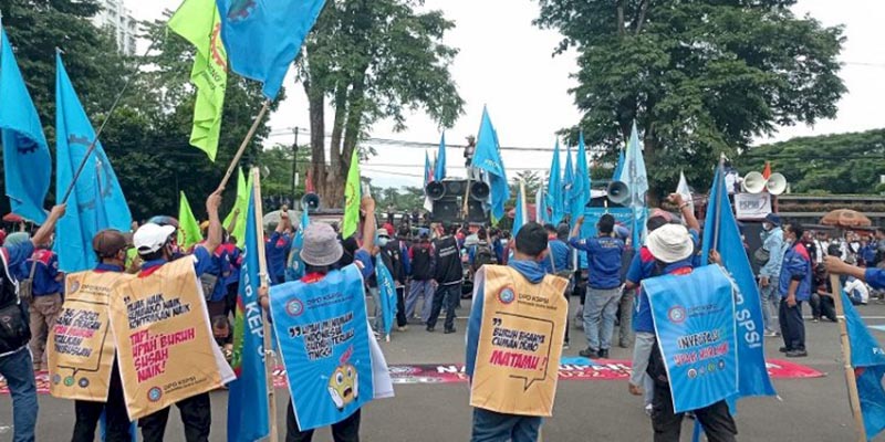 Geruduk Gedung Sate, Ratusan Buruh Jabar Protes Kenaikan UMP