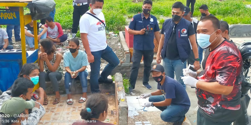 Gerebek Kampung Boncos, 18 Orang Pengguna Sabu Diamankan Satnarkoba Polres Jakbar