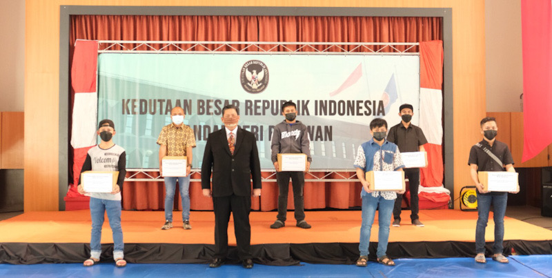 KBRI Bandar Seri Begawan membagikan paket bantuan kepada sejumlah Pekerja Migran Indonesia yang telah dinyatakan sembuh dari Covid-19/KBRI Brunei