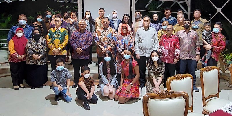 Dubes Imam Edy Mulyono bersama masyarakat Indonesia delegasi pemantau pemilu dari Indonesia dalam jamuan makan malam di Wisma Duta Caracas, Kamis (18/11)./IST