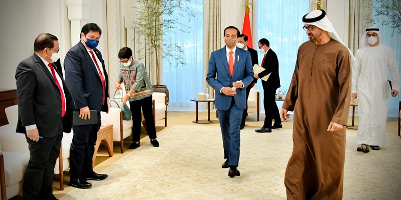 Presiden Joko Widodo saat bertemu Putra Mahkota Abu Dhabi/Wakil Panglima Tertinggi Angkatan Bersenjata PEA, Y.M. Mohammed Bin Zayed Al Nahyan di Istana Al-Shatie/Ist
