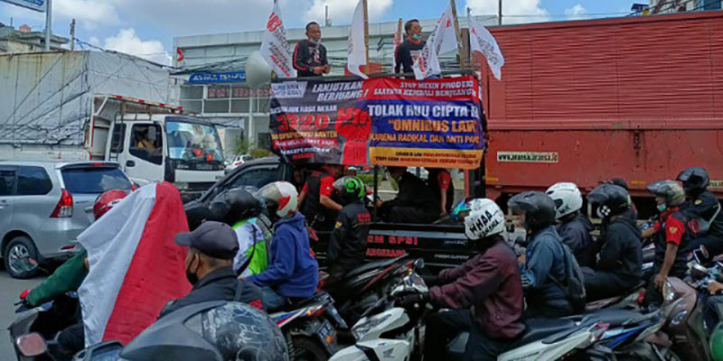 Tuntut Kenaikan Upah, Ribuan Buruh Tangerang Datangi Kantor Gubernur Banten di Serang