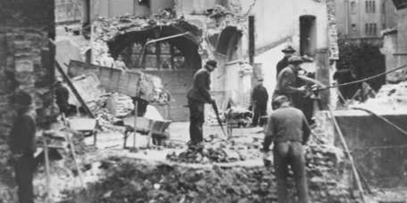 Orang-orang membersihkan sisa-sisa kekacauan Kristallnacht 1938/Net