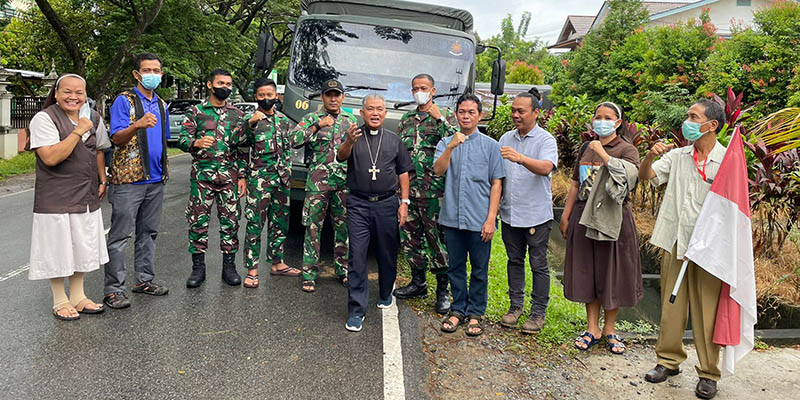 Kolaborasi Kodam Tanjung Pura, Keuskupan Agung Pontianak Kirim Logistik untuk Korban Banjir Sintang