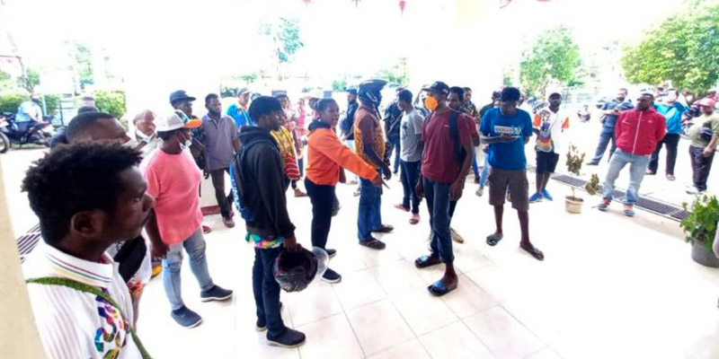 Honor Tak Kunjung Cair, Puluhan Relawan PON Papua Geruduk Kantor Kesbangpol Merauke
