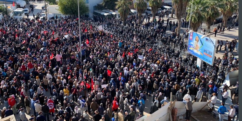 Ribuan Warga Tunisia Menyerbu Halaman Gedung Parlemen, Membawa Spanduk "Matikan Kais Saied"
