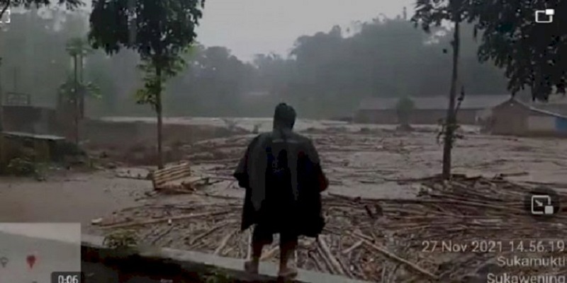 Jembatan Sukawening Akses Garut Kota Putus Akibat Banjir Bandang