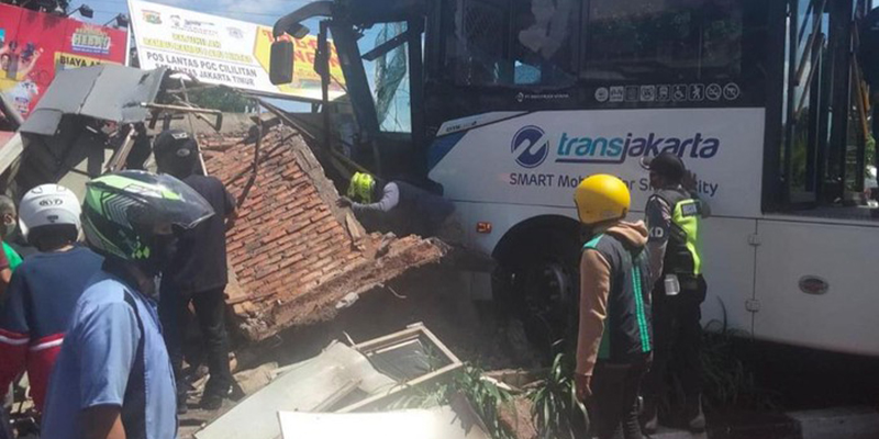 Usut Penyebab Bus Transjakarta Seruduk Poslantas di PGC, Polisi Periksa CCTV