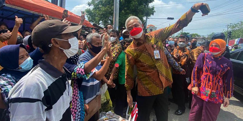 Dampingi Jokowi di Mulyorejo, Ganjar Pranowo Ingatkan Warga Pakai Masker dengan Benar