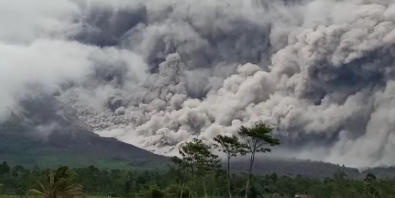BMKG: Belum Ada Laporan Gangguan Penerbangan Usai Erupsi Gunung Semeru