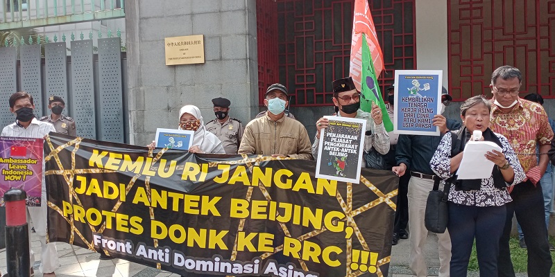 Paraa pengunjuk rasa saat menyampaikan aspirasinya di depan Gedung Kedubes RRC untuk Indonesia/RMOL
