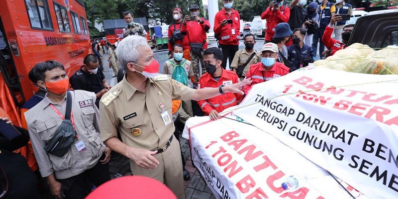 Ganjar Pranowo Berangkatkan Logistik dan Relawan Bantu Korban Erupsi Semeru