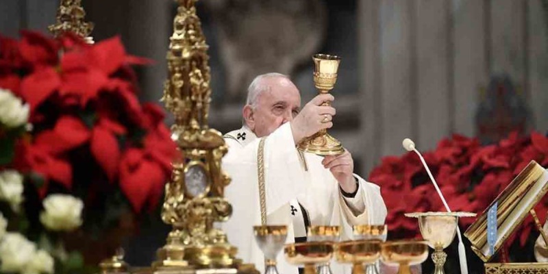 Pesan Paus Fransiskus di Malam Natal, Jangan Menyakiti Tuhan dengan Meremehkan Orang Miskin