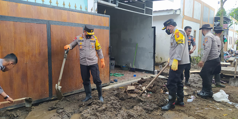 Pasca Banjir, Polda NTB Turun Bantu Warga Bersihkan Lingkungan