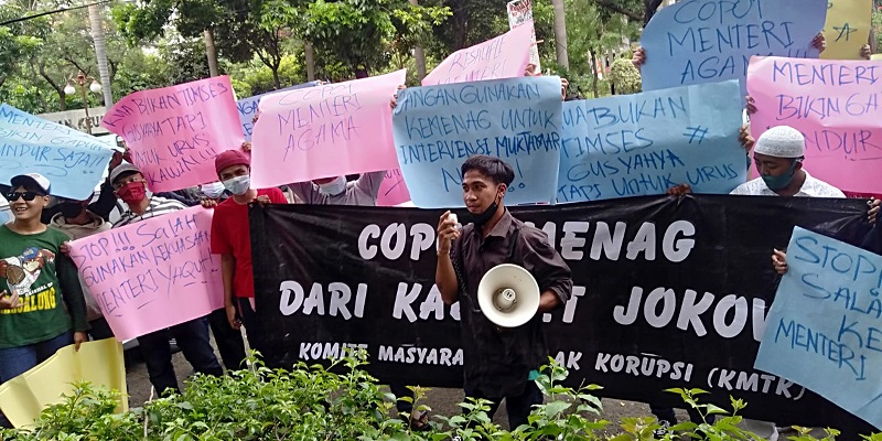 Tidak Profesional Jalankan Tugas, Sebaiknya Jokowi Copot Menag Yaqut