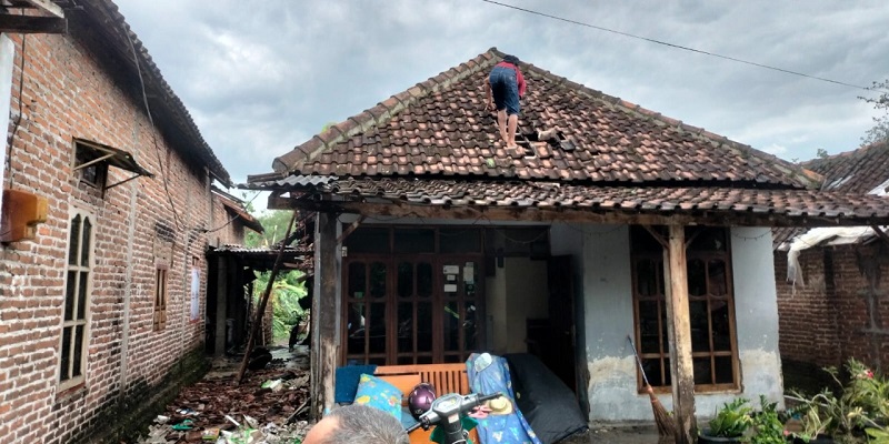 Tujuh Orang Luka-Luka Akibat Angin Puting Beliung Terjang Empat Kecamatan di Kabupaten Madiun