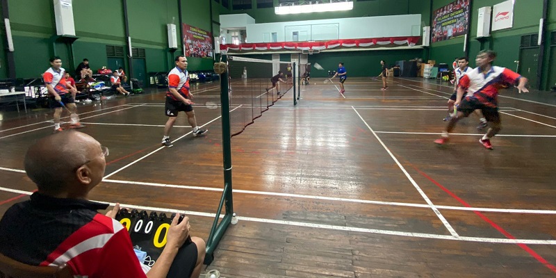 Ketua Komisi Pemberantasan Korupsi (KPK) Firli Bahuri memenangkan Tournament Badminton Legend melawan pebulutangkis yang pernah bertanding dalam Piala Thomas pada tahun 1990/Repro