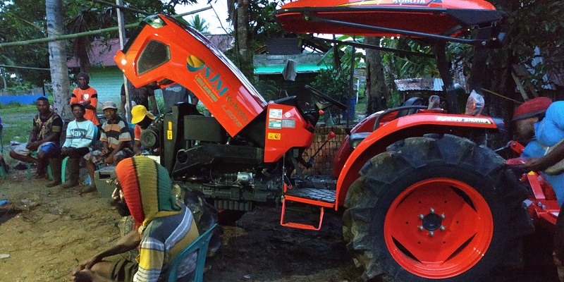 Papua Muda Inspiratif Terima Bantuan Traktor Bank Indonesia untuk Buka Lahan Jagung