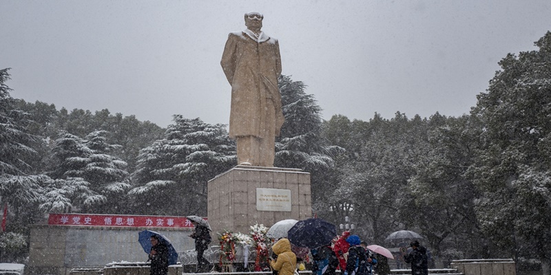 Di Bawah Salju Tebal, Warga China Peringati 128 Tahun Kelahiran Ketua Mao Zedong