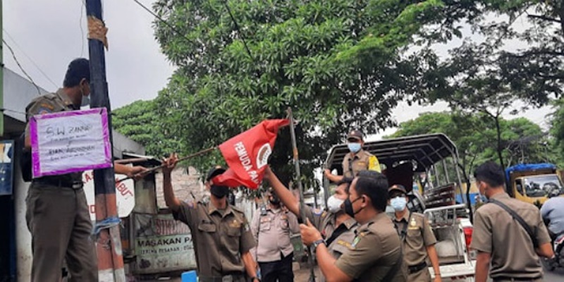 Personel Gabungan TNI-Polri Turunkan Spanduk hingga Posko Ormas di Tangerang