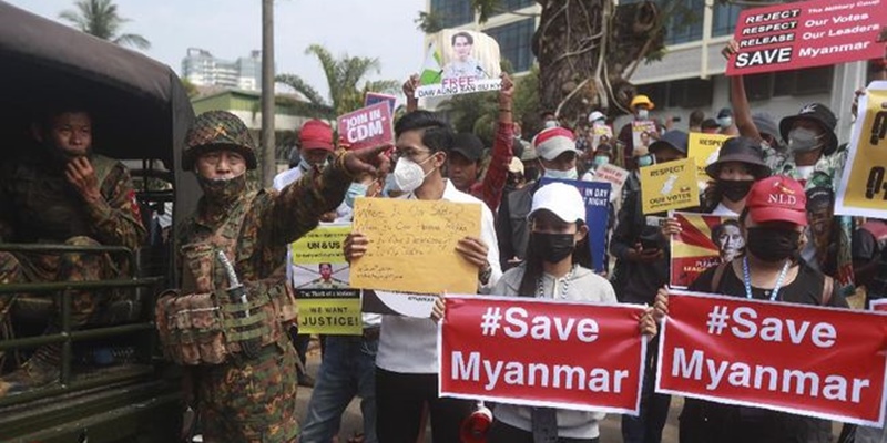 Mobil Aparat Myanmar Tabrak Kerumunan Unjuk Rasa Anti-Kudeta, Puluhan Demonstran Terluka