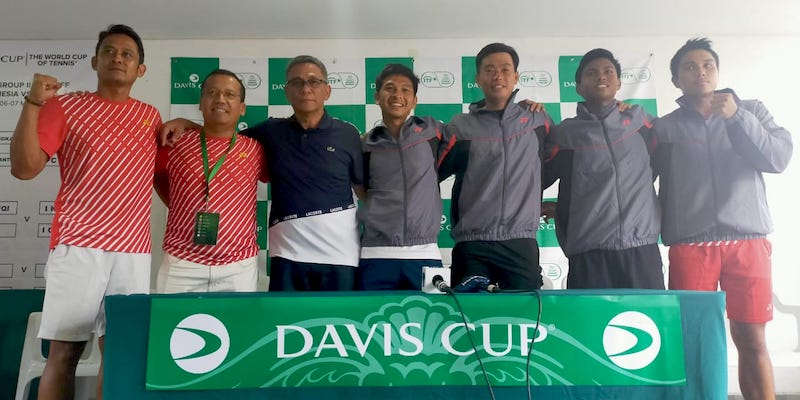Ketua Umum PP Pelti Rildo Ananda bersama pemain Tim Piala Davis Indonesia./Ist