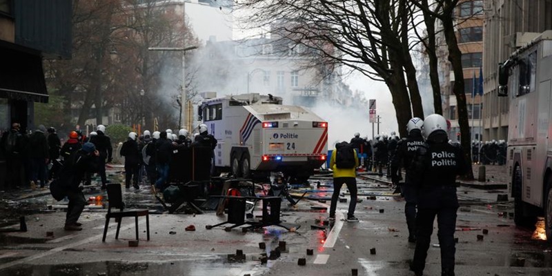 Demo Anti Pembatasan Covid Belgia Berujung Ricuh, Polisi Dilempari Batu dan Kembang Api