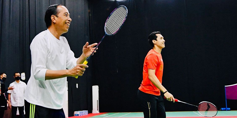 Disela Nonton BWF Tour, Jokowi-Jonathan Christie Lawan Ketua PBSI