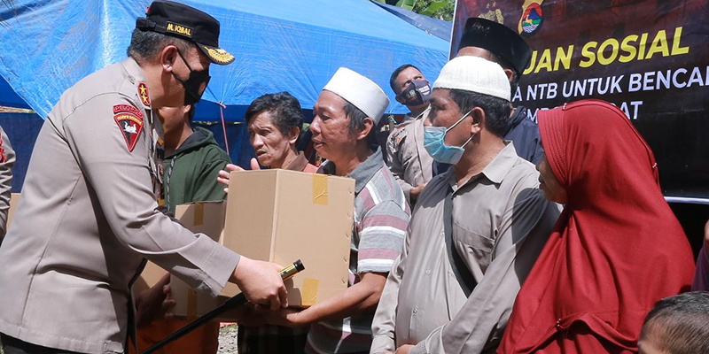 Turun Langsung, Kapolda NTB Bawa 2.000 Paket Sembako Bantu Korban Banjir
