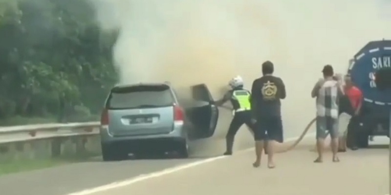 Polisi Siaga, Anggota Polantas Berjibaku Padamkan Mobil Terbakar di Tol Jagorawi