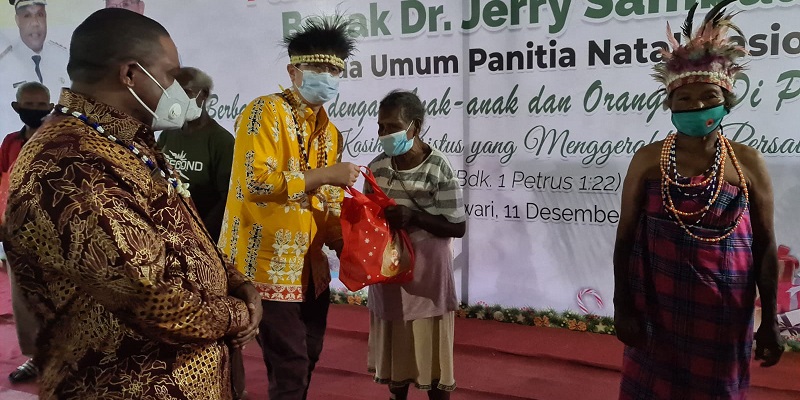 Berbagi Kasih Natal, Jerry Sambuaga Bagikan Sembako di Titik Sejarah Masuknya Kristen di Papua