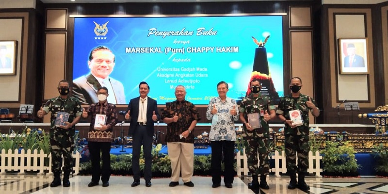 Di Gedung Sabang Merauke, Chappy Hakim Serahkan 1.300 Buku untuk Akademi Angkatan Udara