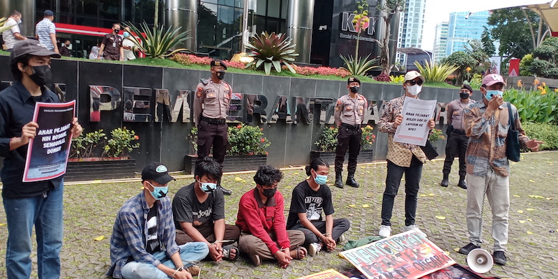 Aliansi Mahasiswa Merdeka saat menggelar aksi di KPK/Net