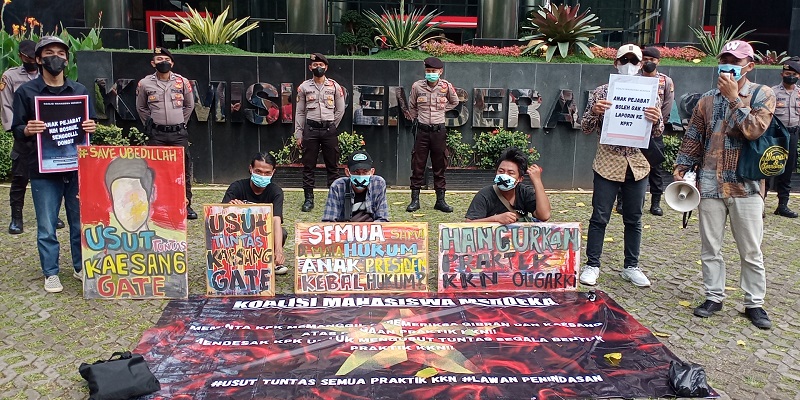 Koalisi Mahasiswa Merdeka saat aksi di depan Gedung KPK/RMOL
