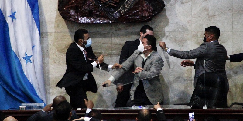 Perkelahian di antara anggota parlemen di Honduras/Net