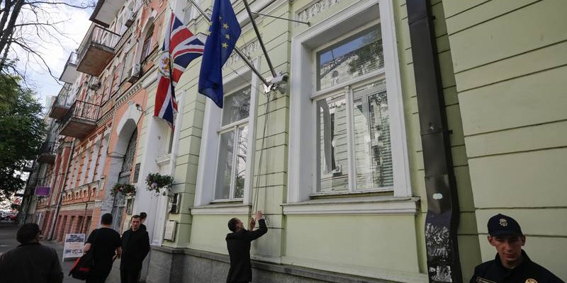 Ukraina-Rusia Membara, Inggris Mulai Evakuasi Sebagian Stafnya dari Kedubes di Kiev