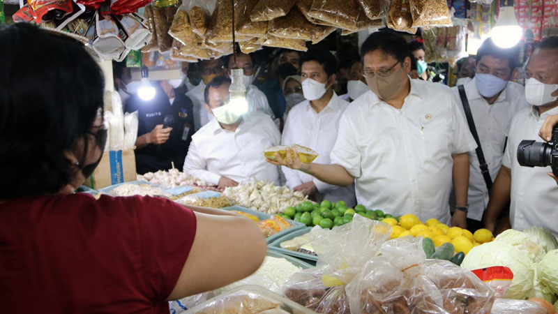Kunjungi Pasar Wonokromo, Menko Airlangga Pantau Harga Minyak Goreng