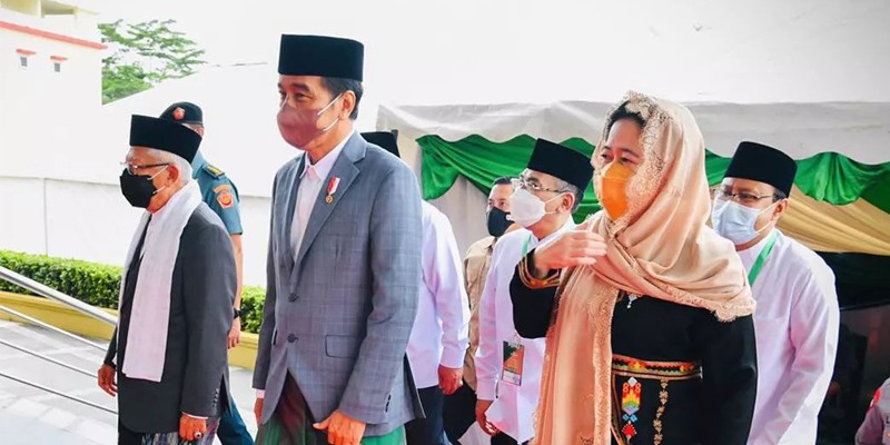 Puan Maharani Tempel Presiden Jokowi saat Pengukuhan PBNU di Kaltim