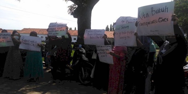 Puluhan Emak-emak Geruduk Balai Desa Gegara Bansos Salah Sasaran