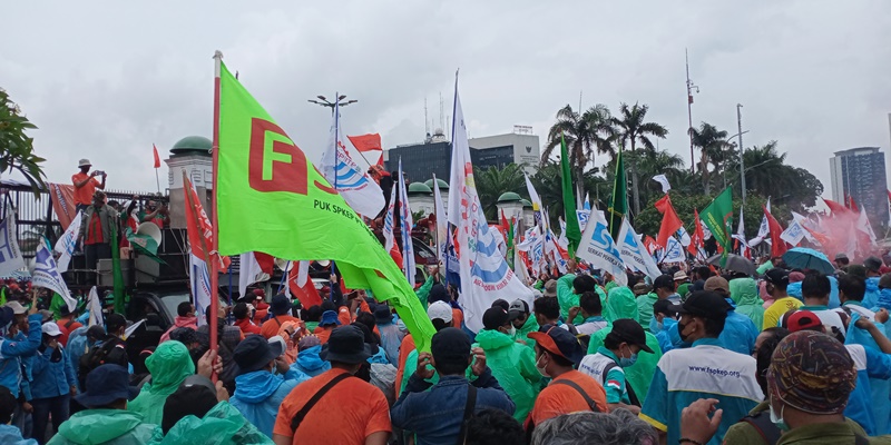 Demo di Depan DPR, Massa Buruh KSPI Teriakkan Tangkap Menteri Bahlil