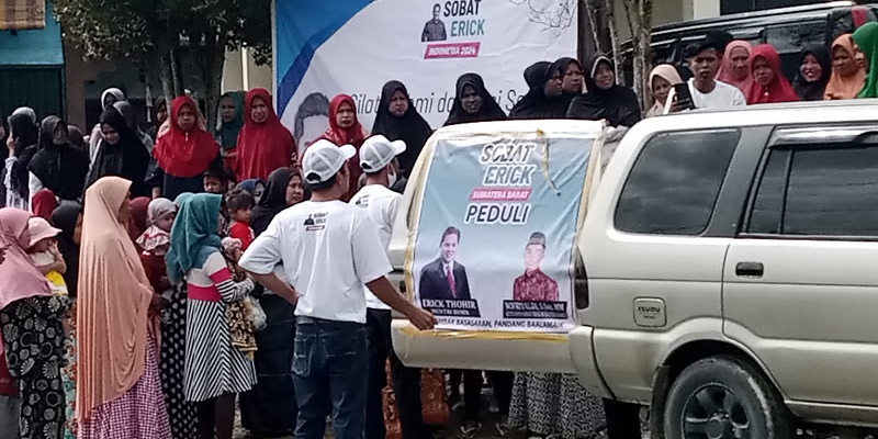 Sobat Erick Thohir Bagikan Sembako ke Warga Solok Sumatera Barat