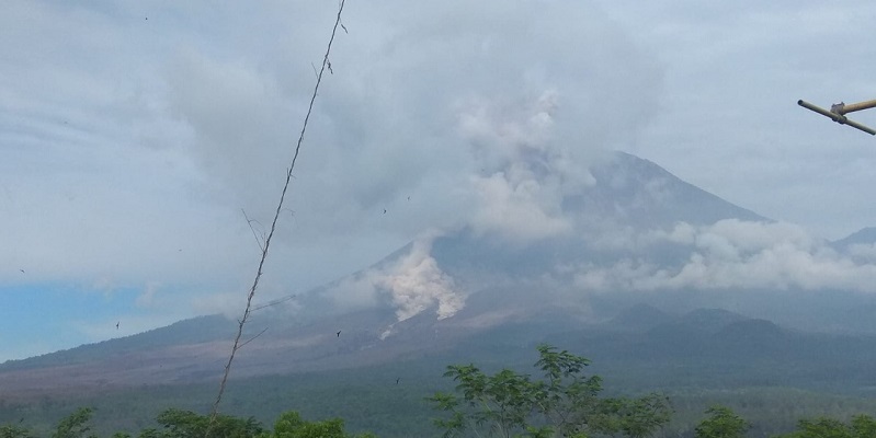 Status Siaga, Gunung Semeru Kembali Muntahkan Awan Panas Guguran Sejauh 5 KM