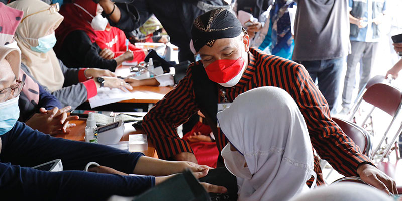 Vaksinasi di Kapal Perang TNI AL, Ganjar Pranowo: Anak-anak Sekalian Piknik Militer
